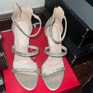 Beautiful Shiny gold heels